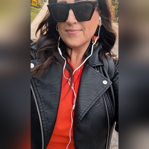 Meet your Posher, Danielle - Picture 3 of 4